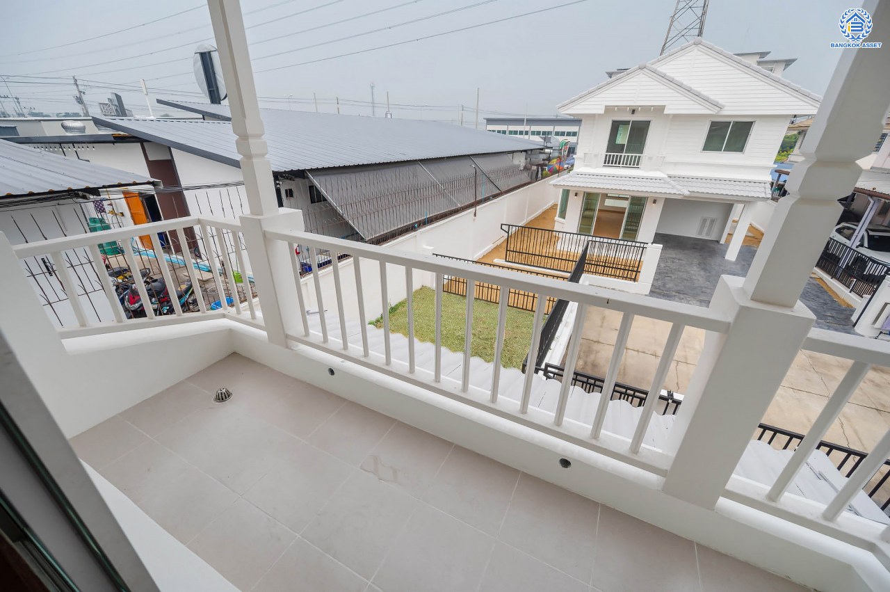 บ้านมือสองตกแต่งใหม่ โครงการ พฤกษ์ลดา พุทธสาคร หลังมุม จากแบรนด์ LH บนเนื้อที่ 54.5 ตร.ว. พื้นที่ใช้สอย 153.89 ตร.ม. ฟังก์ชัน 3 ห้องนอน 2 ห้องน้ำ จอดรถได้ 2 คัน เชื่อมต่อถนนเพชรเกษม, ถนนพุทธมณฑลสาย4, ถนนบรมราชชนนี ใกล้รถไฟฟ้าสายสีน้ำเงิน "สถานีหลักสอง" และ The Mall บางแค